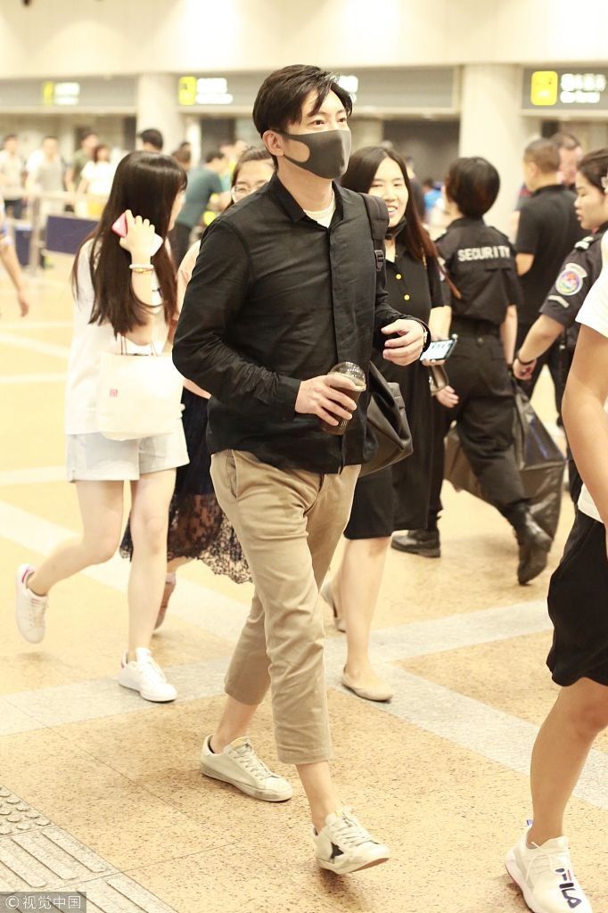 “老tfboys”郭京飞穿黑色衬衫高大有型星味足  手拿冷饮大步走获