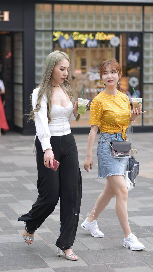 街拍:高挑乖巧可人的小姐姐,苗条曼妙性感!