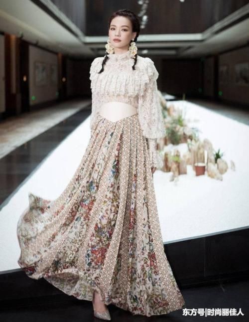 舒淇有多性感？穿上粉色裹胸裙，在一众欧美超模中惊艳四座！