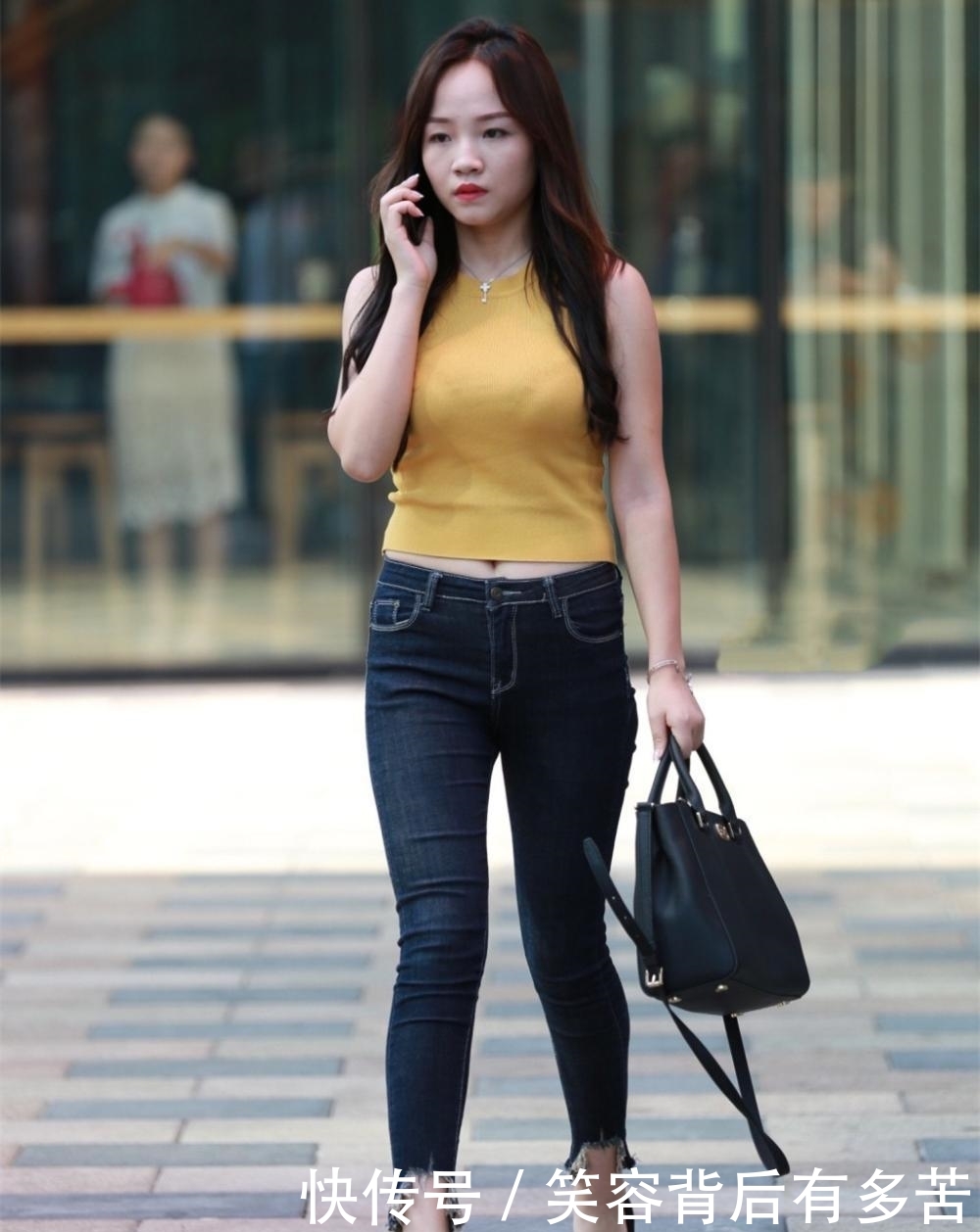 【当下】街拍紧身裤小姐姐, 当下流行微乳才是王道