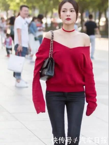 性感美女穿紧身牛仔裤翘臀浑圆，美艳的外表和火辣的身材，止不住