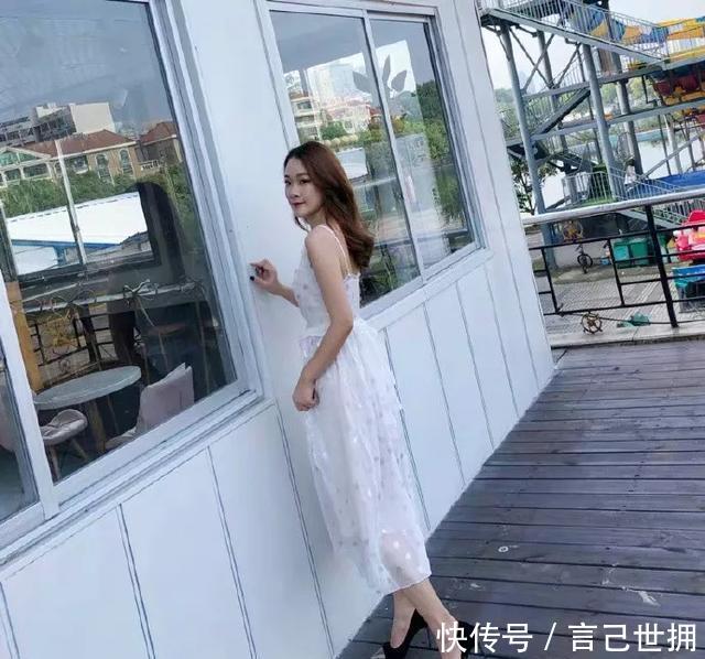 显得@高跟鞋穿起来就很清纯的模样,极简的风格搭配在一起显得非常高级