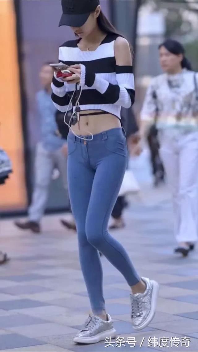 时尚穿搭，搭配紧身牛仔裤给人一种，简洁健康自信的感觉