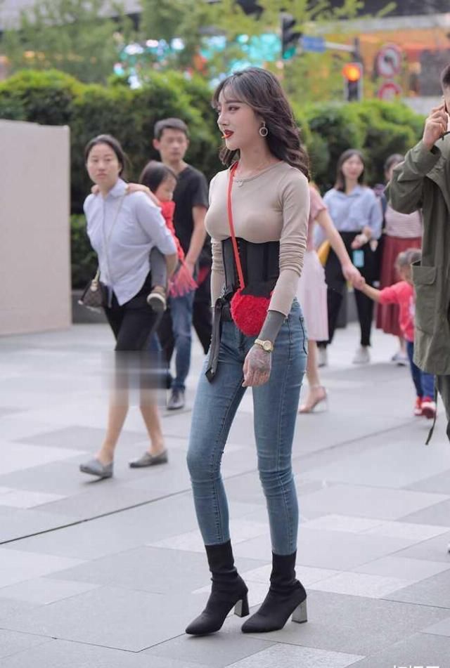 无限|仙女气质的小姐姐,穿“束腰装”,散发无限魅力