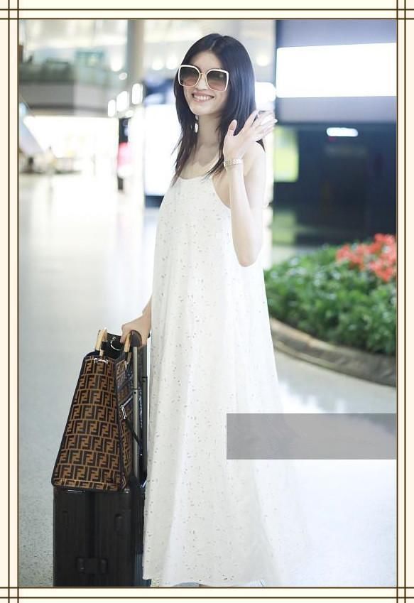 100斤何穗穿吊带裙竟输90斤杨颖?网友:终于知道超模和嫩模差距