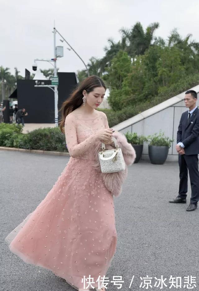 气质■街拍：美女脚上搭配着一双白色的一字带高跟鞋，带着浪漫的气息