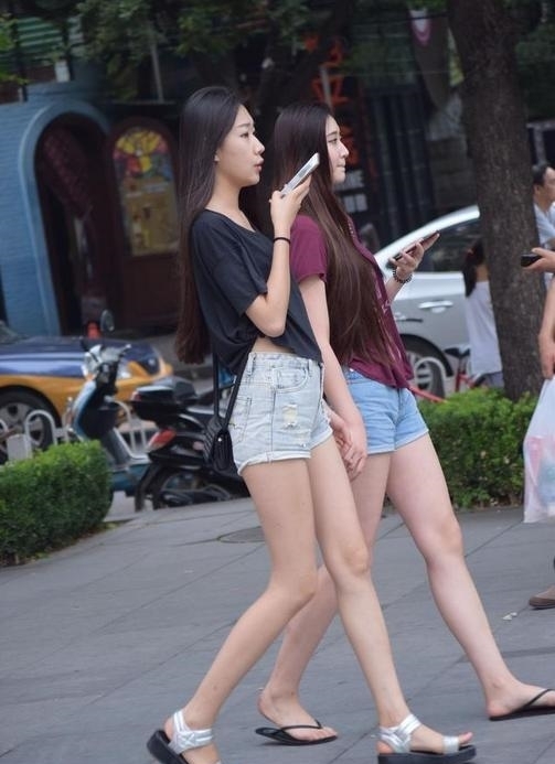  吸睛：街拍：不同年龄段的姐妹花，她们的衣品也大不相同，哪对更吸睛