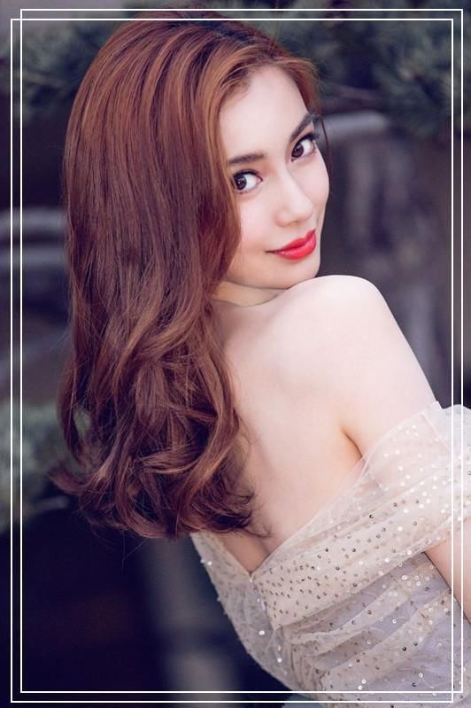 当21岁张雪迎撞衫29岁baby，网友:才知道气质和少女感哪个更重要