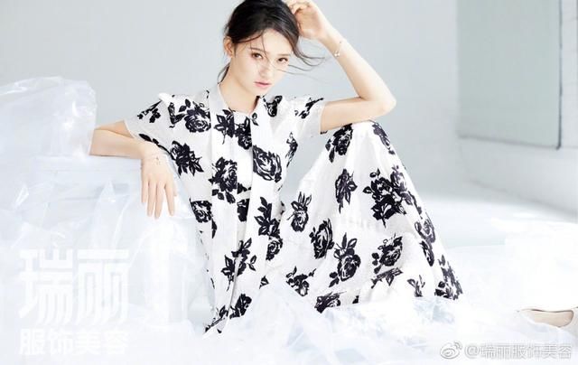 时尚行货社林允穿粉色纱裙仙气满满，秀香肩眼神忧郁惹人怜爱