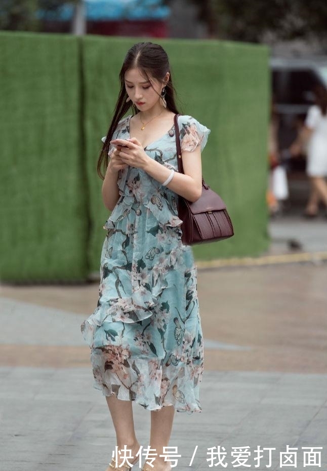  『美女』街拍：黑色长袖衫和运动款式的打底裤，搭配很显腿长，打造出靓丽造型！