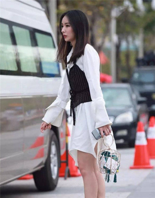 『生姿』街拍:短发美女穿短裙配细高跟,腰细腿长,身材曼妙生姿