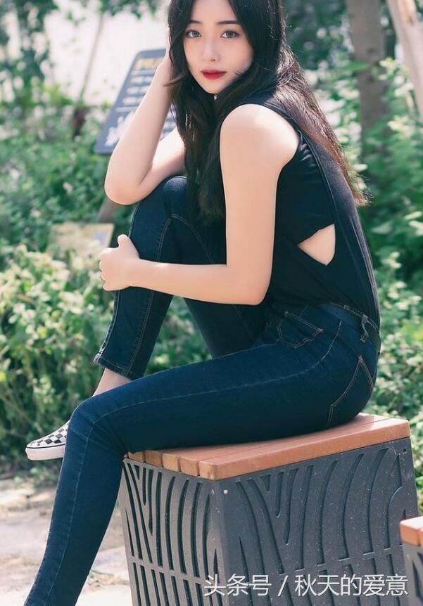 阳光朝气的牛仔裤美女，秀出苗条身材，魅力气场十足！