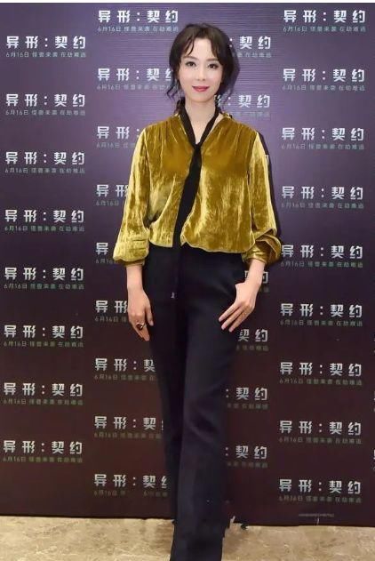  『女人』有气质的女人都不穿阔腿裤了，今年流行钟摆裤，时髦有气质
