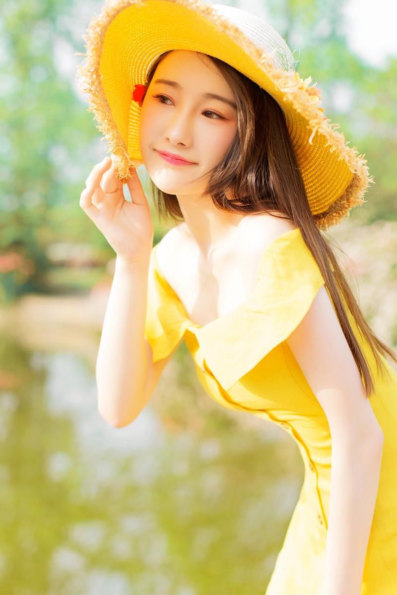 黄裙美女性感露肩户外写真图片
