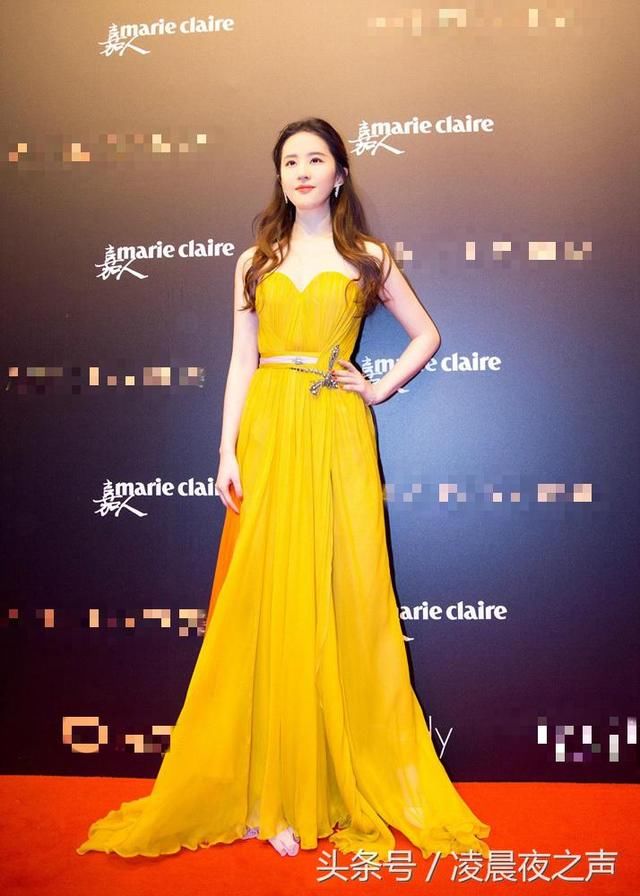 刘亦菲参加活动，上身居然穿的那么紧，网友：这条缝撑得好大