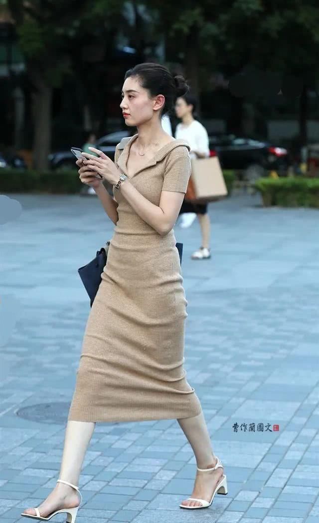  #還是#时尚街拍：包身裙漂亮美女，除开身型，還是身型