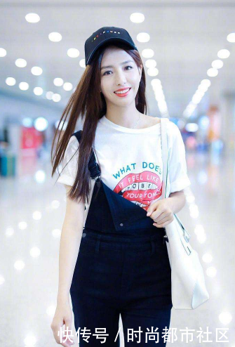 佟丽娅留长发, 穿背带裤气质温柔, 网友: 还是短发好看!