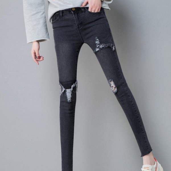 初秋穿裙子，不是很正确的选择，今秋流行配牛仔裤，时髦又显高挑