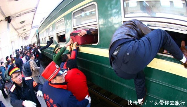 春运“一票难求”的3个城市，让人绝望的拥挤，乘客：我只想回家