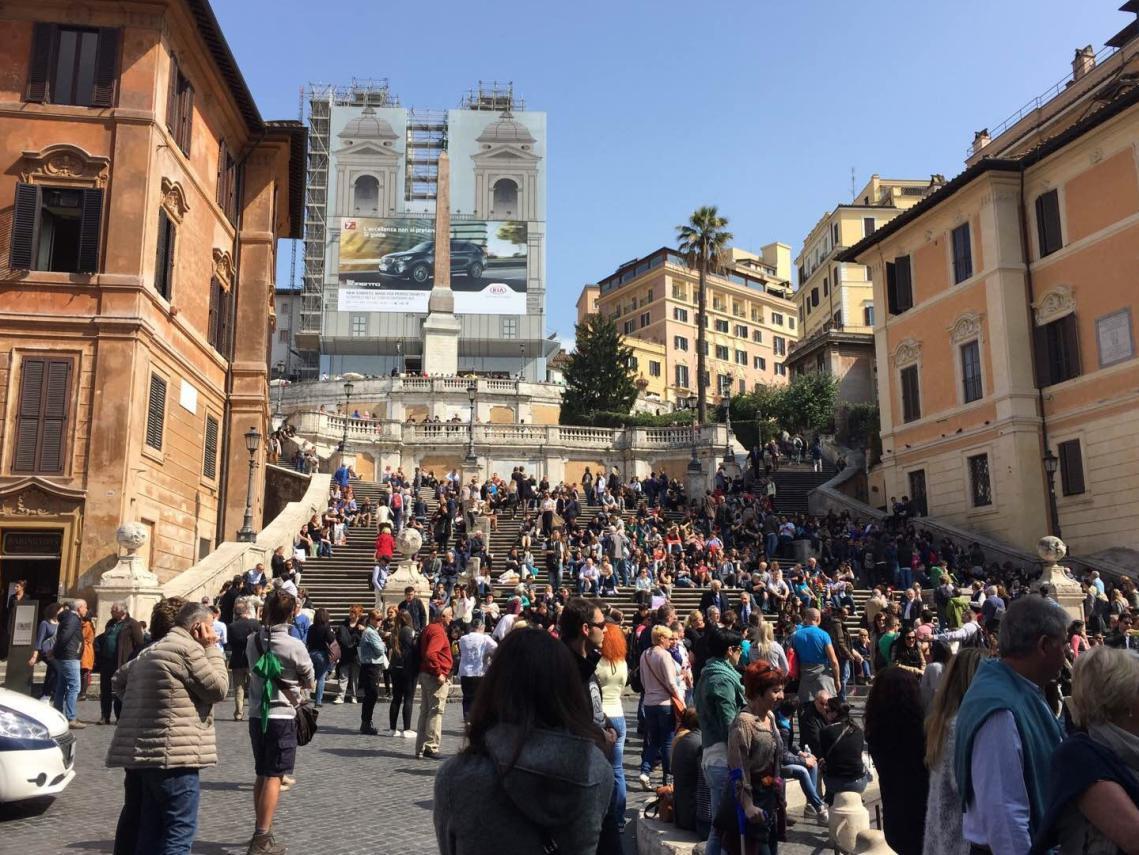 这个国家人口只有500多人，但看到该国女性后，游客：怪不得人少