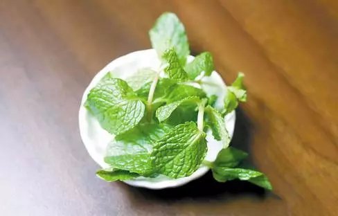 夏季蚊子爱叮咬宝宝,一咬就起红疙瘩,教你一个