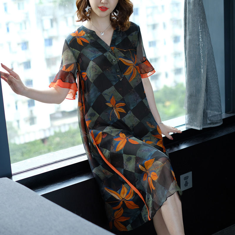 香港回来的小姨N会穿!比真丝舒服，比旗袍还高贵的裙子，美极了