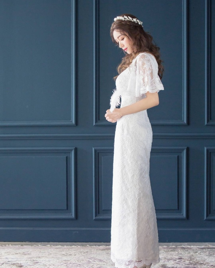 大气妩媚的精致美女，婀娜身姿衬托完美时尚感，邪魅眼神一眼万年