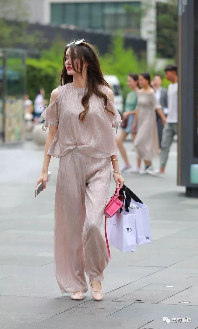 街拍:长相气质俱佳的魅力美女，背影更加迷人