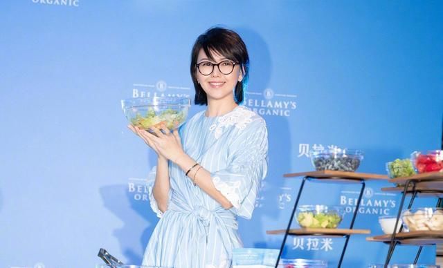  [条纹]辣妈孙燕姿穿条纹连衣裙大玩减龄，41岁走小清新路线完全没问题