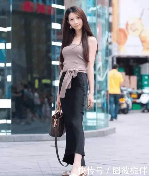  #天生#重庆妹子天生一副高冷范，独爱小黑裙
