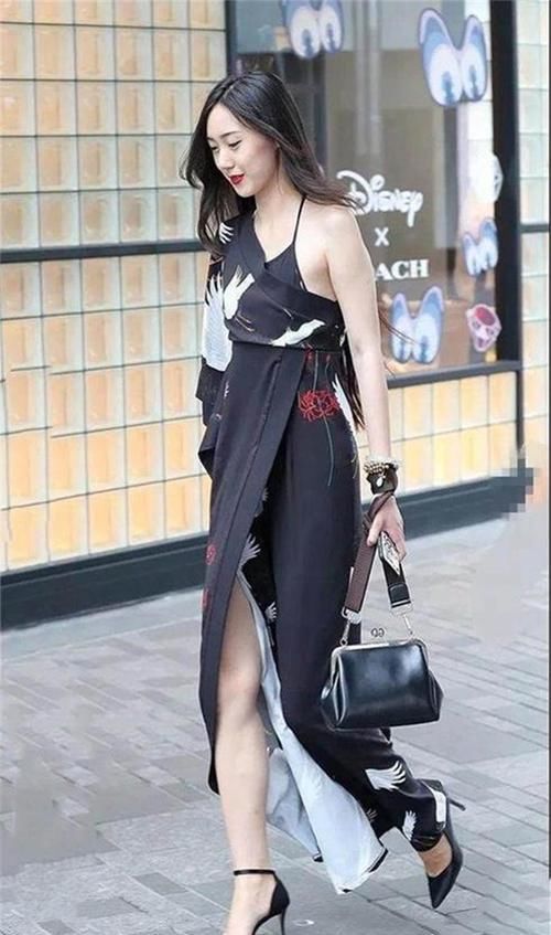  『穿着』路人街拍，小姐姐清新脱俗，穿着一件针织的背心，十分的有魅力