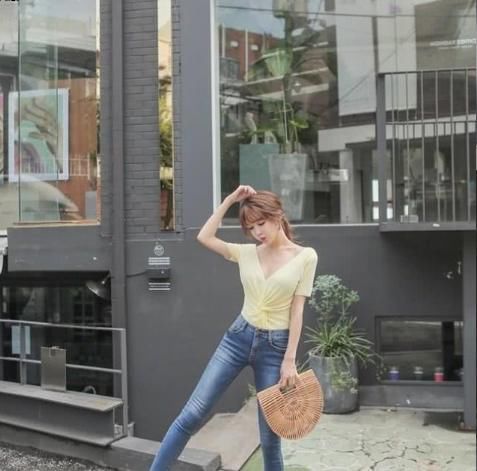 金发|“找别扭”的紧身牛仔裤,金发女神的秀女坐姿,网友:太迷人!