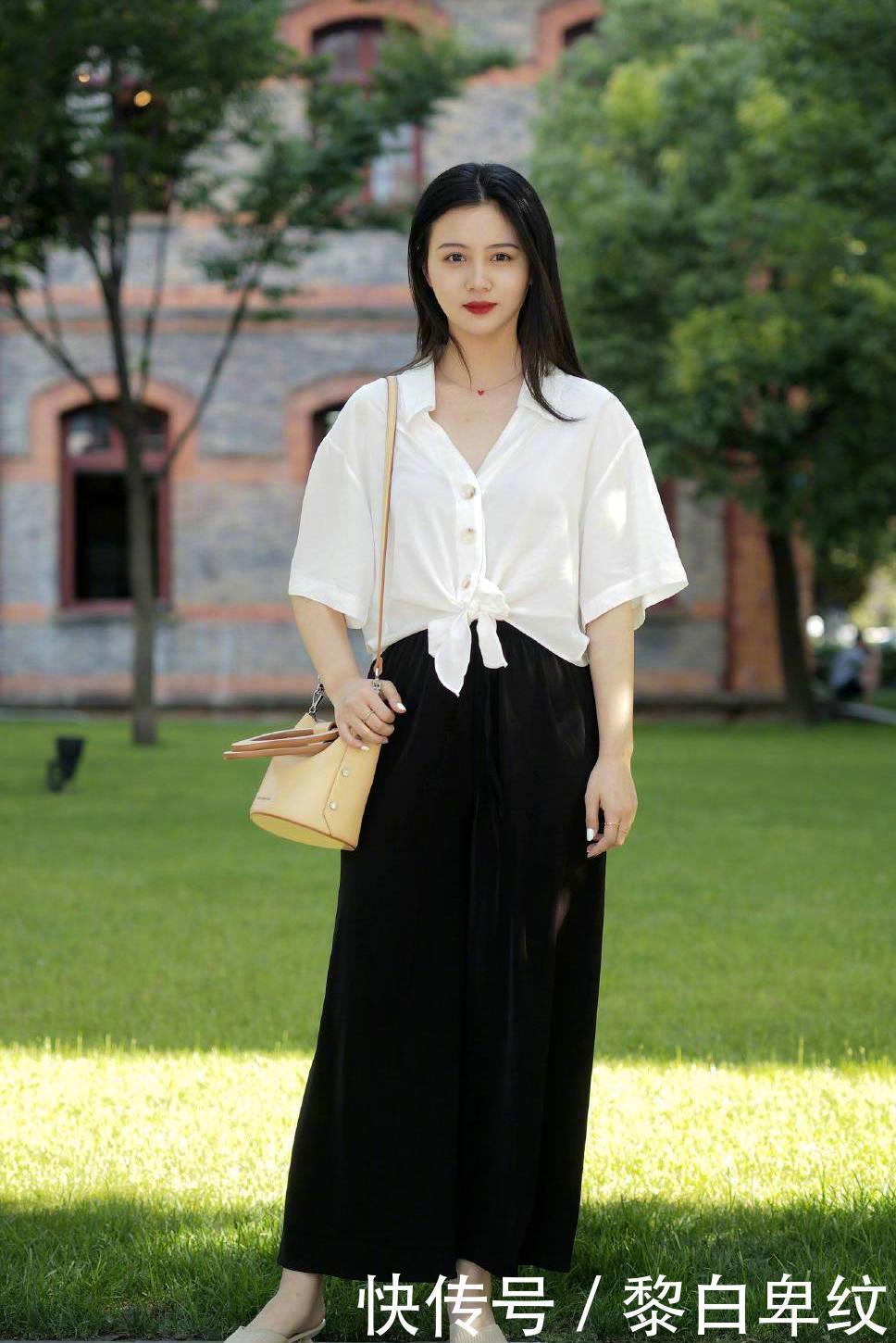  [下身穿一]用长裙搭配普通T恤的美女，这样的混搭效果也非常好