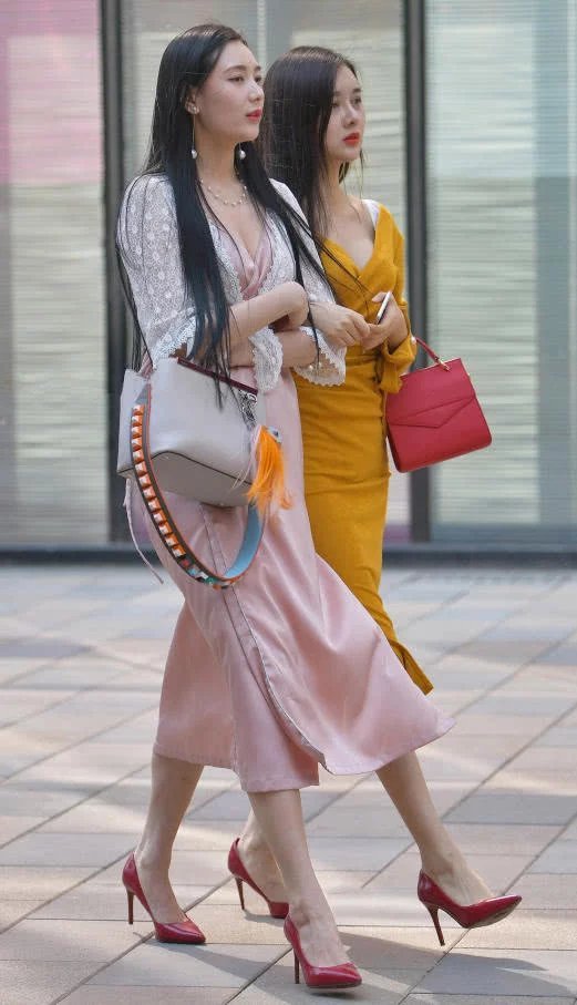 婴儿肥小姐姐运动紧身裤勾勒浑圆曲线，紧绷的恰到好处