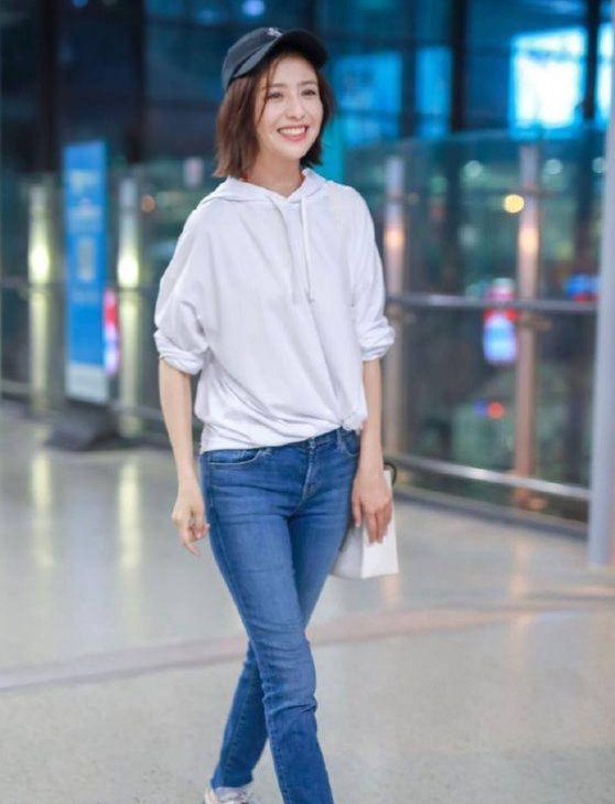 佟丽娅太穷了?穿双满是洞洞的袜子,裤子也破烂到和没穿差不多!