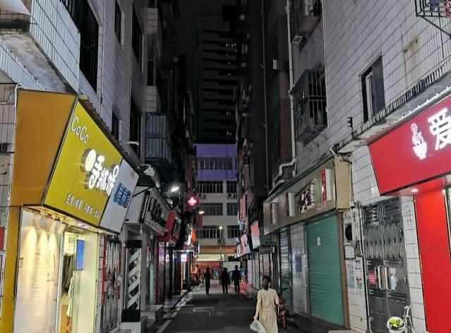  「房租」深圳岗厦村租客搬家，房东：安心租下去吧！今年不涨租了