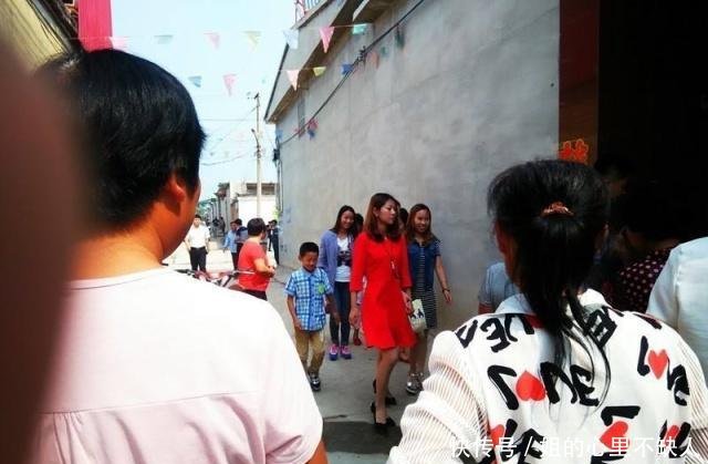 农村宅基地上盖了楼,买了车,提到两个儿子的婚事,老汉一脸无奈！