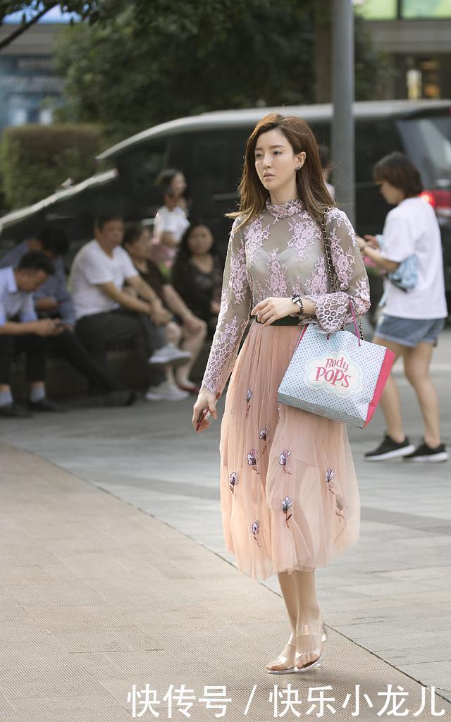  「小姐姐」等待一秒钟入夏？茫茫裙海之中的这条裙子，让你性感又显腿长！