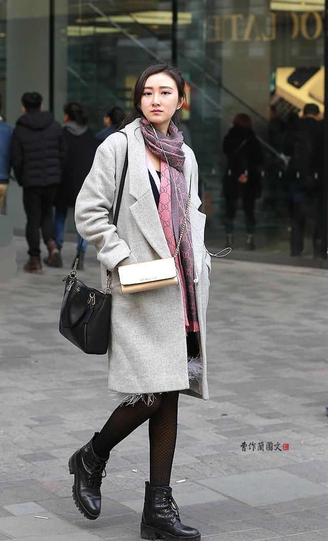 美女■初春时节,美女选择打底裤,身轻如燕,“春风十里不如你”