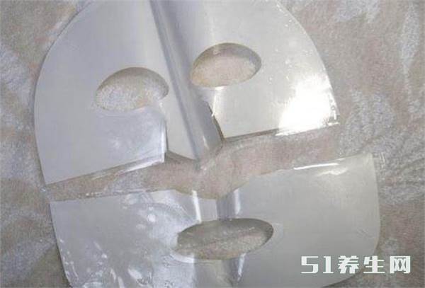 面膜里的那层塑料纸是什么?很多人都扔掉了,难怪天天敷没效果！原