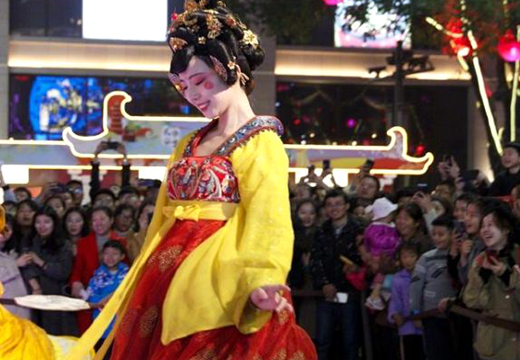 西安“不倒翁小姐姐”为何从不牵男生?看她男友后:换我我也不牵