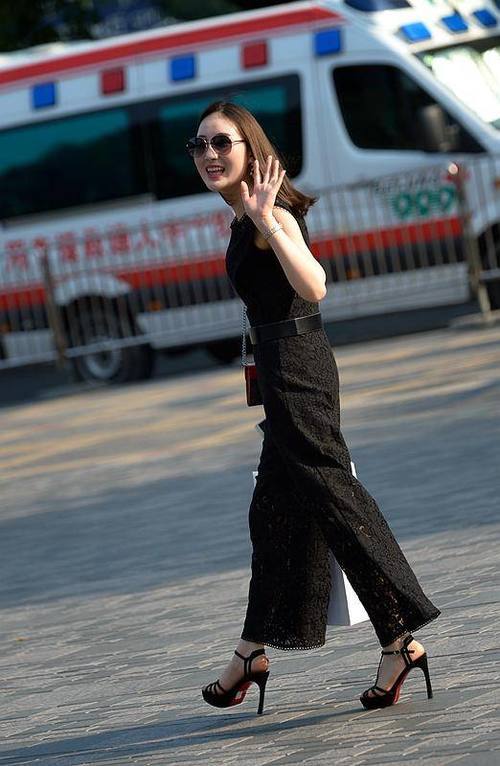 街拍，身材微胖的小姐姐穿着修身又时尚，走在街上吸引路人目光