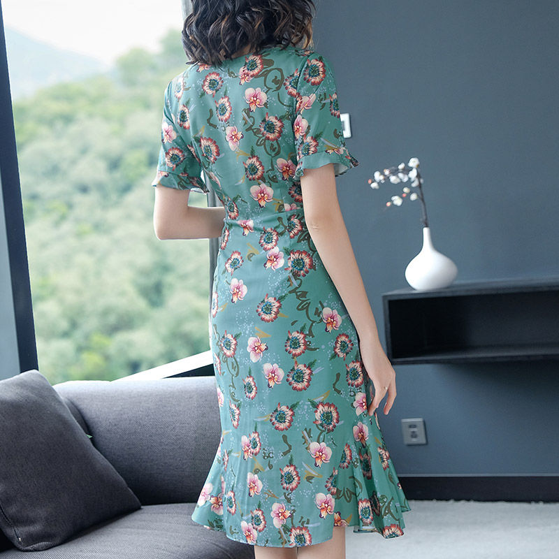 女人胆子越来越大了，短裙不穿安全裤，却从不怕走光!美丽又性感