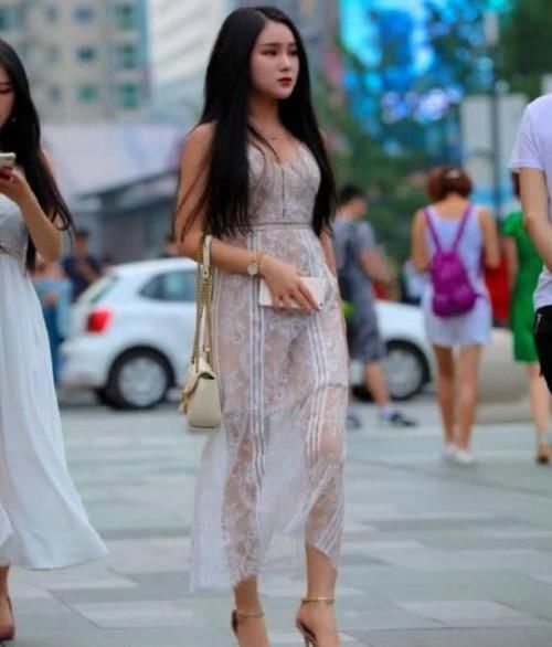  【气质】街拍：沉鱼落雁的美女，一条白色的连衣裙，时尚美丽大方气质