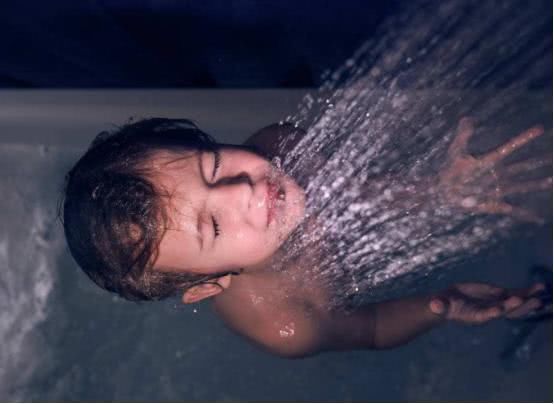 洗澡的时间不对,身体吸入“湿毒”爬满痘痘,皮肤不好跟洗澡有关