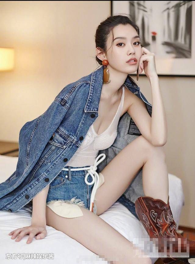 真佩服奚梦瑶!身体薄成一片“纸”却独爱穿吊带裙，超模就是任性