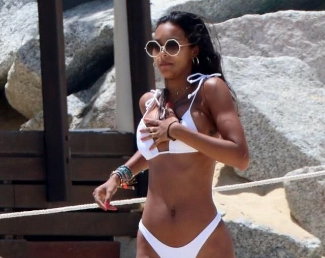 维密天使海边度假，纯白泳衣引人注目，不过也就衣服白了