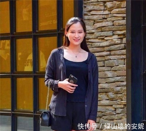 「长相」街拍:小美女靓丽的穿搭,休闲时尚,长相精致甜美可人