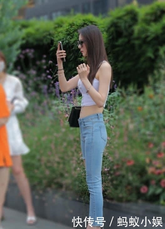 墨镜|路人街拍一位“墨镜”美女走红,自拍起来很有气质