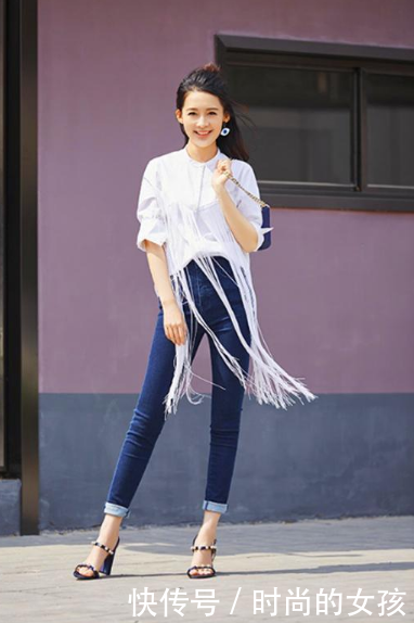 街拍: 紧身装尽显凹凸身材, 身材高挑尽显白皙美腿！